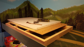 A simple frame, a sheet of ply plus a few recycled foam sheets. Recipe for a layout.