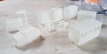 Finally got my latest order! Should have been delivered last thursday, but rather late then never .. This time I ordered a few new things. Not easy to see from the pictures, but there somewhere is some new locos, vans and the latest Atlas coach I made!