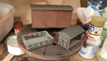 I put old paint mix in my airbrush last weekend which clogged it totally.. Took some time to get that out! Bought some new paint today to celebrate it´s new life. Target for the occasion was an Atlas van, ammo wagon and the cordite wagon.....