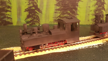 Just put on first paint on the Emsfors and Knallhatten locos, along with a few wagons. All items below needs more paint, just me who is impatient ... nice to show how it looks. Decided to paint all motor locos pale light flat blue from now on, so .....