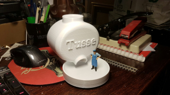 Second version done. Very nice but this will be the last gadget for a while ... Took 27.5 hrs to print plus another 1.5 hrs for the lid. Did stall the entire print queue for my trains..
<p>....
