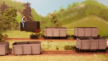 The harbour got the final beams on the underside of the frame glued in place today. Tomorrow I can turn it over and start on the scenery and track. The first BigPack batch got some paint and weathering to. Second and last batch of three wagons (since I ha