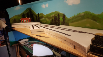 Put some foam on the harbor module this evening. Height to the waterline got way to high, maybe I will use a thinner top foam layer to lower it. The 3 foot line which was intended to be along the background got to tight ... Maybe I will have to re-think t