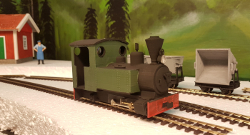 After primer and two layers of black I put on fourth layer of paint this evening; the green, red and silver colours. All with an ordinary brush.. The chassis also got painted and installed. A closeup photo reveals so much .. some tidying up work left to..