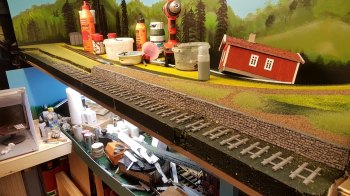Stoppbock, that is swedish for buffer stop. While I am waiting for the last batch of sleepers to be printed (see first two pictures below), I did finish the ´stoppbock´ drawing this evening. Since last also added grass and sand on the platform.
<p>.