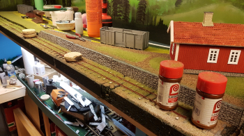 Rather amazing.. glue is not even dry yet on the second half of the 3ft track, before weeds start to grow ..! After dried up and vacuumed, it is time to turn the layout around again, cause this track is done. Hurray!