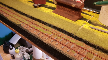 Background team track was vacuumed this evening and by that finished and done. Harbor module was then turned around again. Started on the quay front wall. Ran out of material as usual, so the station platform will get it´s side stone wall at a later dat