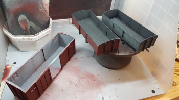 Put on final paint and started assembly of the 891mm gauge wagons this evening. Second picture shows all of them, maybe I will print one more ore wagon later on, but not now. Last shows wheel assembly.