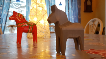 Made this Dalahäst (Dala horse) for my wife. A famous swedish tourist souvenir and also collected by many (female) swedes... This was a really tricky guy to get printed.. Had several failures before I got to this. Missing legs or terrible undersides ...
