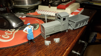 Here is what was printed last night, first test print of the Knallhatten loco. This is straight from the SW drawing, basically only changed scale to see how it would look. Handles needs fixing, but the rest is quite ok.