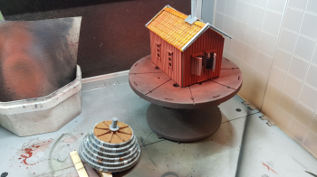 Weekend again and time for some modelling! The crane got some paint. Only waiting for the chains now (ordered a week ago), so I can put on final touch. Seeing the pictures I see some touch up on the white is needed to.
