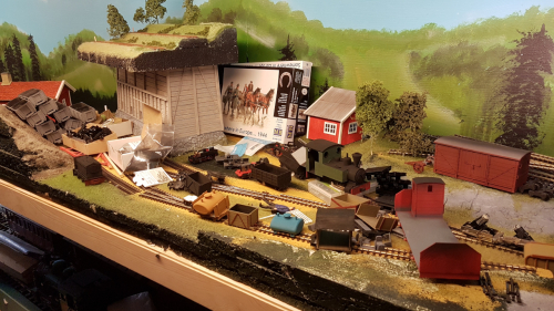 131013  -- isn´t amazing how quickly an old layout gets piled up with ´stuff´ ..