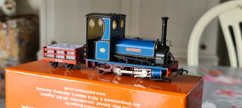 Got a delivery today. Ordered some wagon kits to, but needs to be assembled first. Intention was to use the chassis for a RAR loco in 1:27.7 scale (18in on HO tracks), but feels so cruel to disassemble such beauty.... We´ll see. The reason I bought it...